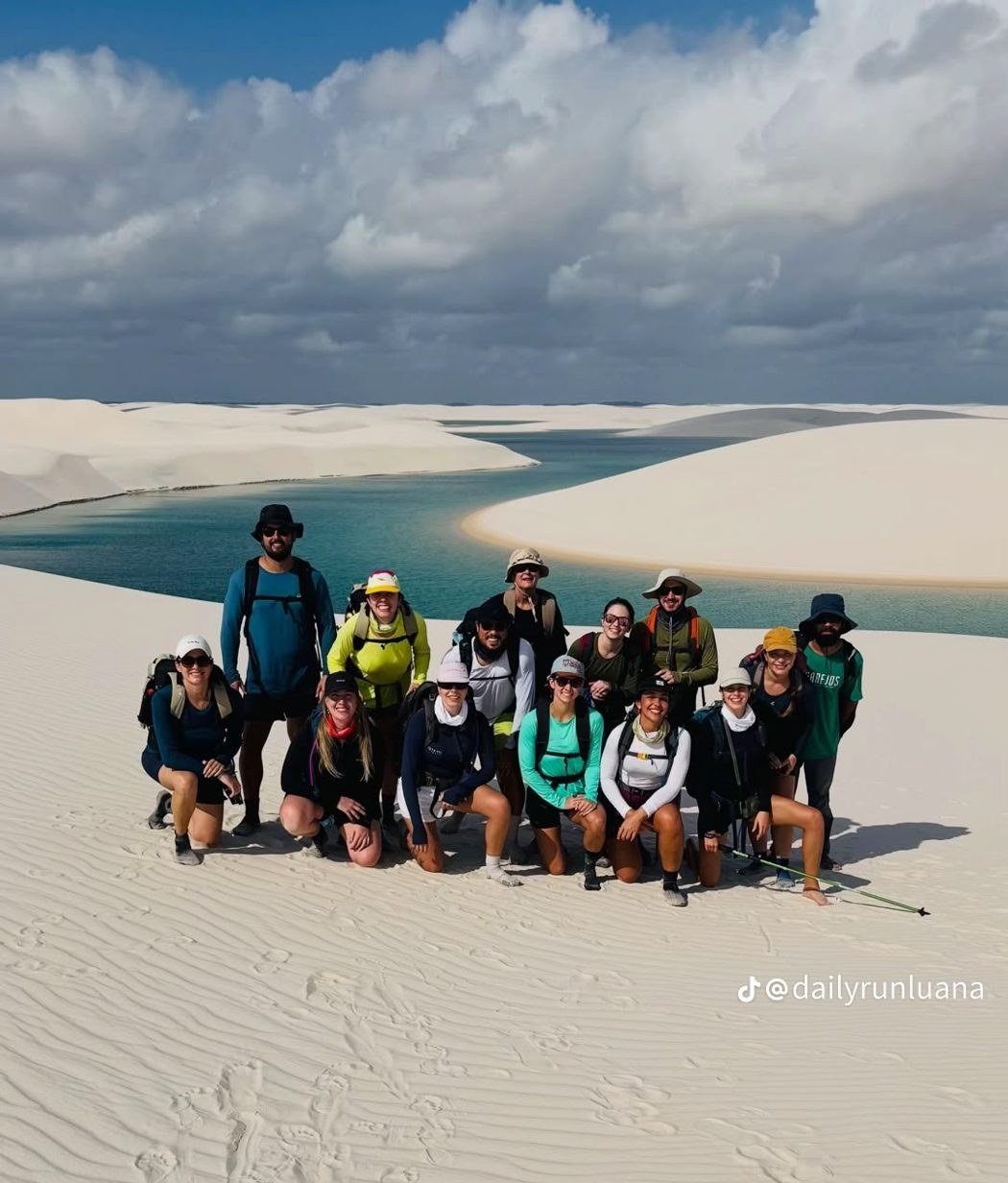 Turistas caminhando pelas dunas do Circuito Lagoa Azul